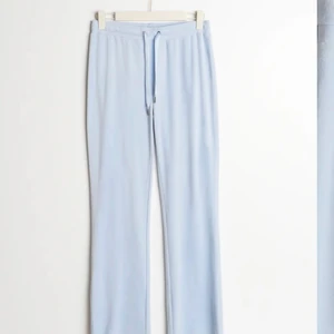 Mjukisbyxor  - Ett par sköna mjukis byxor! Dom är lite korta på mig då jag skulle rekommendera dessa till folk som är 160-164 eller kortare!☺️