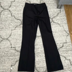 Kostymbyxor - Kostymbyxor från Bikbok med 👌🏼👌🏼 passform men har tyvärr blivit för små för mig. Uppsydda så de passar mig som är 160 perfekt. Pressveck.