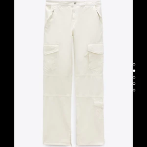 Cargobyxor - Säljer dessa skitsnygga vita cargobyxor, perfekta till sommaren! 🌸💘💖  Säljer då de tyvärr är för små för mig. De är låga/medelhöga i midjan och långa på mig som är ca 172, helt nya och endast testade! 