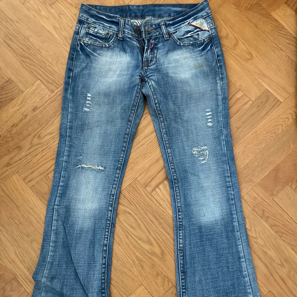 Säljer dessa lågmidjade replay jeansen då dom tyvärr inte passade, köptes för 500kr. Väldigt bra skick, skriv för frågor☺️. Jeans & Byxor.