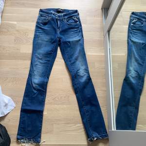 Replay jeans i storlek 26 modell vicky. Uppsprättade i nedre kant av benet, vilket ger en mycket snyggare detalj! Nypris 800kr