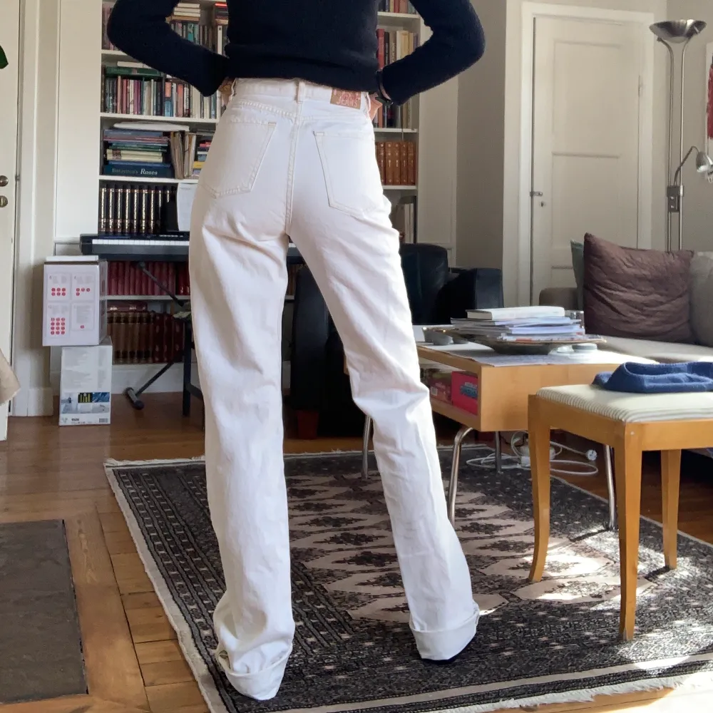 Jeans från en collab med Dua Lipa, köpt på zalando. Skit snygga jeans men de är väldigt långa. Som ni ser på bilden har jag vikt upp de två gånger. Är 175 cm lång! Kollar intresset på dessa😊. Farkut & Housut.