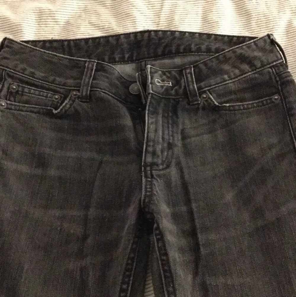 Säljer dessa skitsnygga lågmidjade jeans från Weekday!💕 Midjemått 73cm, innerlängdsben 80cm. Endast använd fåtal gånger. Köparen står för frakten❗️❗️ (pris kan diskuteras) . Jeans & Byxor.