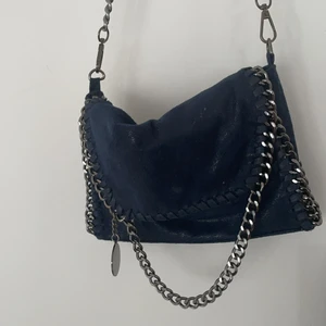 Stella mcCartney liknade väska - Säljer min mörkblåa Stella mcCartney liknade väska då den inte kommer till användning längre💖💞köparen står för frakt💛