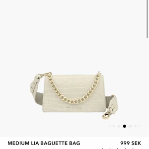Väska ifrån ideal of sweden  - Helt ny väskan som e helt oanvänd köpt för 999kr säljs för 500kr. Inga skador eller problem då den är helt ny. Den är beige i croco och har ett tjockt band men även en kedja som går att ha runt axeln.
