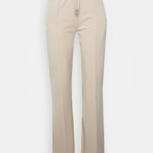 Juicy couture  - Säljer mina juicy couture byxor från zalando för jag inte använder dom längre och jag inte riktigt gillar dom längre dom är i rätt bra skick men lite slitna där nere vid fötterna för jag har gått på dom för dom e för stora för mig och sen har jag dragit bort tråden vid linjen över benen ny priset var 899kr