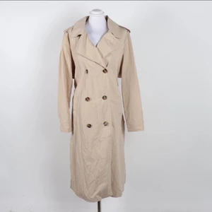Trenchcoat - Underbar beige trenchcoat från Kappahl! Kommit till användning 2 gånger, så är i nyskick 💜