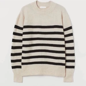 Randig hm tröja - Säljer nu min fina hm tröja! På andra bilden ser man skicket 💞