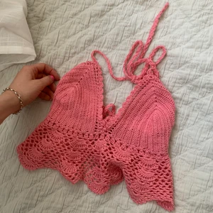 Virkad topp  - Virkad rosa topp 💗 Den har två knytningar i ryggen och en i nacken. Skulle säga att den passar en XS-S (med liten byst). 