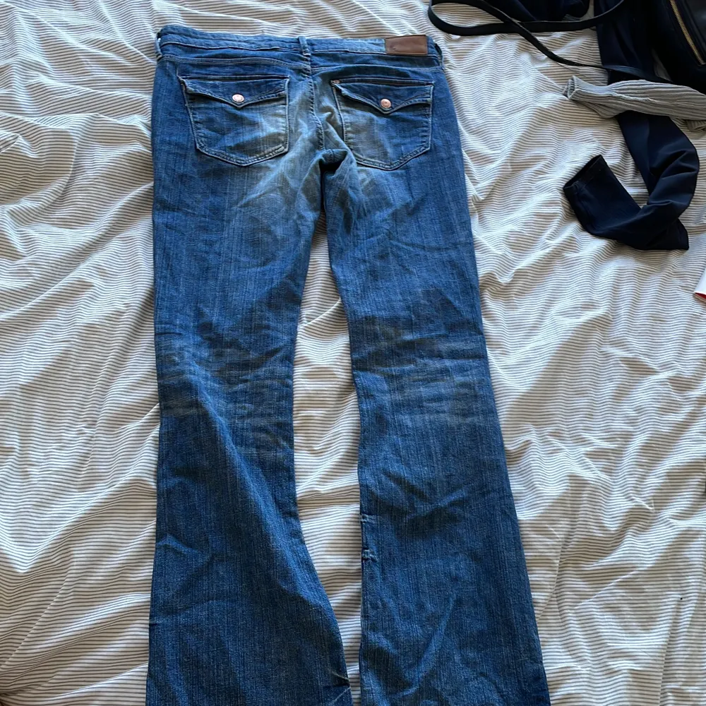 Låmidjade jeans från hm, rätt gamla men knappt använda. Skulle säga en storlek 38 och rätt långa i benen. Når ner precis till golvet på mig som är 173. Köparen står för frakt.. Jeans & Byxor.