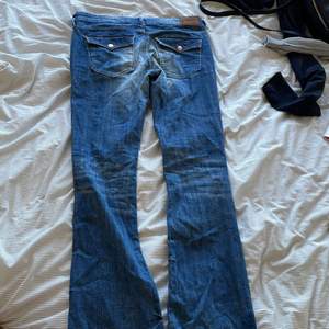 Låmidjade jeans från hm, rätt gamla men knappt använda. Skulle säga en storlek 38 och rätt långa i benen. Når ner precis till golvet på mig som är 173. Köparen står för frakt.