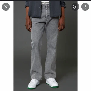 Hope jeans - Säljer mina gråa hope rush denim jeans eftersom dem är lite stora på mig. Dem är fortfarande i väldigt bra skick och är inte använda så mycket. Köpare står för frakt, skriv för fler bilder.
