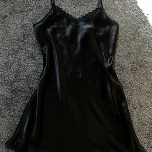 Svart slip dress - Svart slip dress i storlek S/M