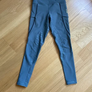 Maya delorez stl S function breeches  - Väldigt fint skick, använda fåtal gånger. Jag köpte dom förra året i februari och har använt dom ca 5 gånger. Både mindre och större kan ha byxorna.