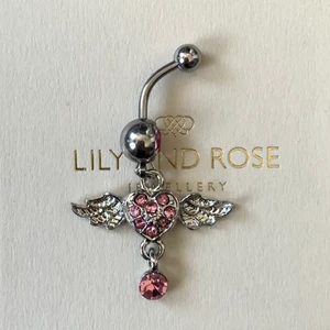 navel piercing 💗 - sjukt snygg oanvänd navel piercing med rosa diamanter. bud ligger på 50kr just nu 💗 kan packa med en piercing servett om du inte har någon <3    (bakgrunden "Lily and Rose jewelry" gäller INTE!!)