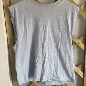 Linne/väst - Säljer detta fina linne/väst från H&M i storlek S. Det är ljusblått och sitter väldigt skönt. Köparen står för frakten!