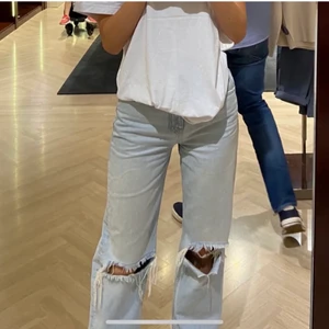 Gina tricot jeans - Säljer dessa jeansen från gina som endast är testade! Första bilden är lånad men det är exakt samma jeans💕 pris kan diskuteras💕