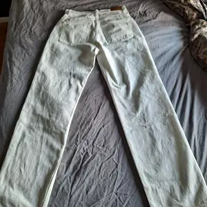 Vits jeans med hål i vida, från Gina 🤍