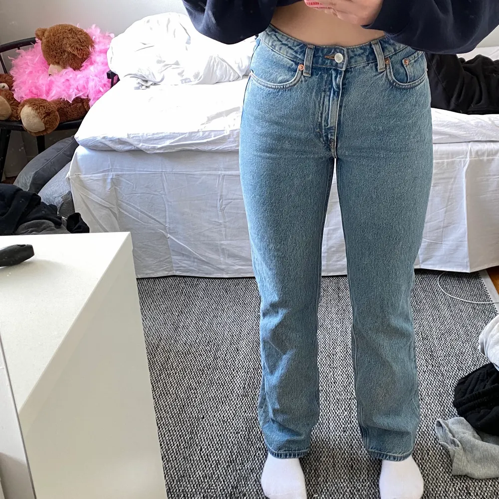 Säljer dessa jeans i modellen Voyage från weekday då dom tyvärr blivit för små för mig☺️ Jag är 163 cm och jeansen är strl W 27 L 30. Jeans & Byxor.