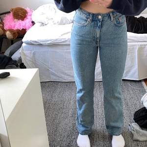 Säljer dessa jeans i modellen Voyage från weekday då dom tyvärr blivit för små för mig☺️ Jag är 163 cm och jeansen är strl W 27 L 30