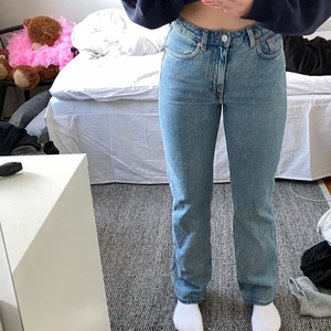 Jeans från weekday  - Säljer dessa jeans i modellen Voyage från weekday då dom tyvärr blivit för små för mig☺️ Jag är 163 cm och jeansen är strl W 27 L 30