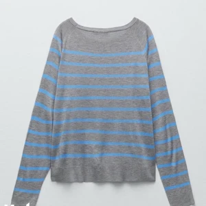 Randig zara. Tröja  - Säljer en super fin Sara tröja som aldrig är andvänd för den är inte min stil >>>>>> köpt för 144kr på zara men säljer den för 60 kr plus 46kr frakt ❤️ kontakta vid köp eller intresse ❤️💘