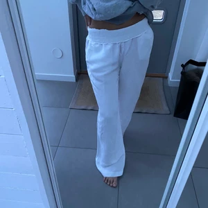 Linnebyxor från HM - Säljer dessa linnebyxor från HM. Storlek xs. Jag har klippt bort lappen i bak då jag vikt ner kanten så att dom blivit lägre i midjan. Lite smutsiga där bak längst ner vid kanten. Se sista bilden.  