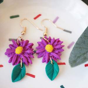 Purple flower with leaf earrings, simple, colourful and super cute, will bring up your day :).    The earring are handmade by me with love and always fresh bake, come out from my oven. The earrings are made from polymer clay, I use both Fimo and Cernit clay. They might have slight variances, every piece is unique. 