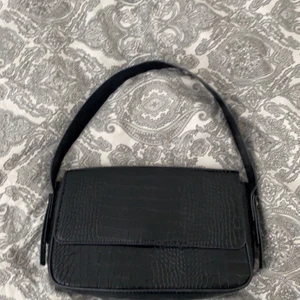 Svart Axelväska  - Köpte för 299 på bik bok men tror inte den finns kvar där, bara använd några gånger säljer för 100kr