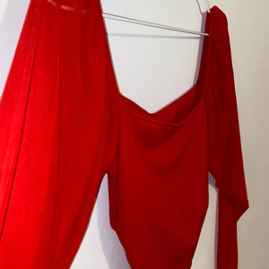 Röd zingoalatopp - En röd Singoalla topp i storlek XS kan även passa S. Skönt material som faller fint. Armar i mesh tyg. Bara axlar men går även att ha som en fyrkants ringning. Kan fixa bilder hur den sitter på. Perfekt till jul.