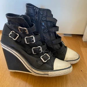 Ash sneakers - Skor från märket Ash. Nypris 2000kr. Använda ca 5 gånggriften men har lite fläckar men jag har ej testat att göra rent dom. Storlek 36