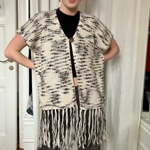 poncho bolero - storlek: passar alla storlekar. möts upp i stockholm eller fraktas. plagget finns kvar 🖤