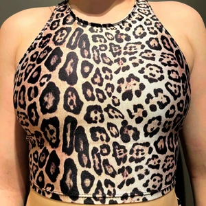 Onzie tränings topp Storlek S/M - Onzie tränings topp med leo-mönster. Storlek M/L men är mer som S/M. Helt oanvänd och fin passform.