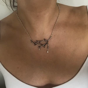 Unikt halsband  - Egengjort halsband med silver-kvist. Ställbar storlek 