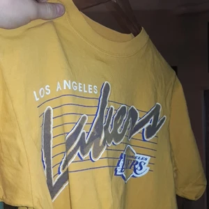 LAKERS 90-tal orginal t shirt - Hej! Jag säljer min orginala lakers tröja köpt sent 90/00 tal. Den e i fin skick fortfarande men ger ändå en riktigt skön vintage stil den sitter S/M. Kan mötas centrala stockholm/södermalma. MVH Agge