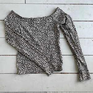 Leopard färgad tröja  - Söt leopard färgad långärmad tröja! Fint skick! 