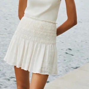 Minikjol - Vit minikjol från zara. Storlek S. Knappt använd. I nyskick. Köpare betalar för frakt.