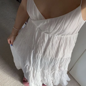 Lång vit klänning från pepe jeans - Lång vit klänning från pepe jeans i storlek XS. Helt oanvänd. Köparen står för frakt💞