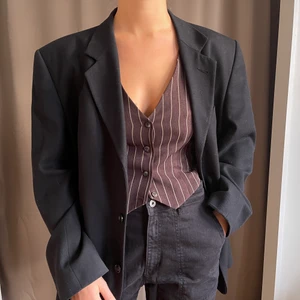 Brunrandig väst - Oanvänd brunrandig väst från Urban Outfitters (lappen är kvar och kvitto finns)🤎 Nypris: 470kr