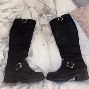 bikerstövlar - Säljer då mina fina höga skor för att ja inte får någon användning för dom. Dom är i väldigt fint skick och kostade runt 2000 från början. Har använt dom några få gånger bara och känner att jag lika väl kan sälja dom 