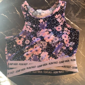 Tränings topp  - En tränings topp som jag trodde jag skulle använda mer en jag gjorde jag säljer den för bra pris 🤩