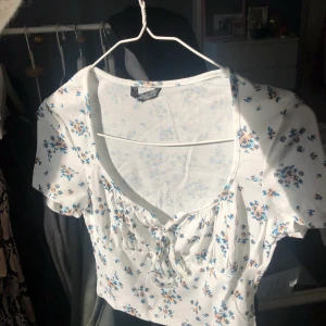 Storlek M - En fin sommar topp med blommor på. Aldrig använt.