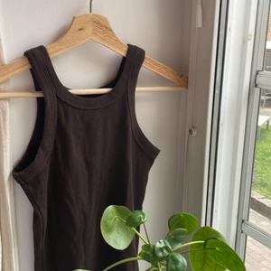 Brunt linne - Brunt linne i tjockt ribbat bomullstyg. Använt en gång.