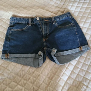 Nya Shorts - ALDRIG ANVÄNT, shortsen är köpta för ca 1 år sen och har bara legat i garderoben för att dem var för små så shortsen är som nya om du vill se fler bilder skriv privat. PRIS KAN DISKUTERAS 