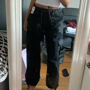 Svarta cargobyxor  - Säljer dessa cargobyxor från Urban outfitters som inte finns i deras sortiment längre. Dem är oanvända och köpta på second hand men i nytt skick. Passar både S och M då man kan knyta till dem i midjan. Skitsnygga och passar mig perfekt men säljer eftersom jag har ett par andra cargobyxor redan och får ingen användning av dessa💓 buda eller köp direkt för 350kr