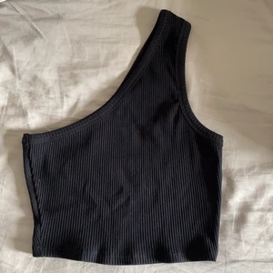 Topp - En jättefin ribbstickad snedskuren topp💖 Köpt från Nakd men aldrig använd. 