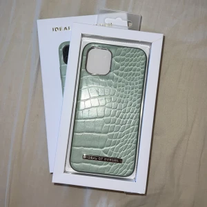 iPhone Skal från iDeal of Sweden - Bra skick! Ser i princip oanvänt ut, se bilder. Passar iPhone 11 Pro, iPhone XS & iPhone X. Nypris: 399kr