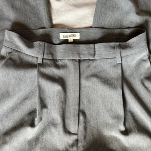 Djerf Avenue Favorite Pants Gray - Säljer Djerf Avenue Favorite Pants Gray. Storlek S, men benen är avklippta så de passar 150-160 cm ❣️ Köpta här på plick, därav priset 🎀