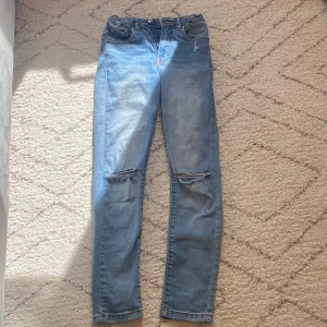 Ett par jeans - Jag säljer ett par jeans och som har hål vid knän!🙂