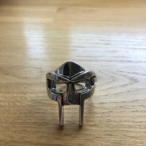 MF DOOM Ring - MF DOOM Ring i stainless steel, justerbar. Bud från 100 kr